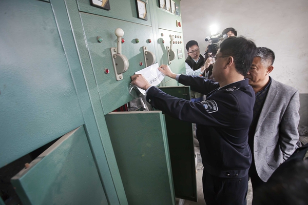 青島環(huán)保世紀行-環(huán)保執(zhí)法殺“回馬槍”給企業(yè)斷電 給排污設(shè)備上“封條”